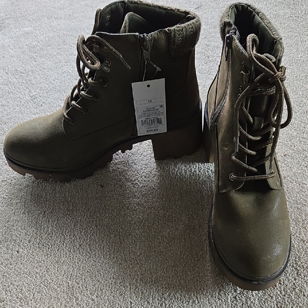 Universal Thread NWT Olive Heeled Boots Fuzzy Top Tread Target Size 10